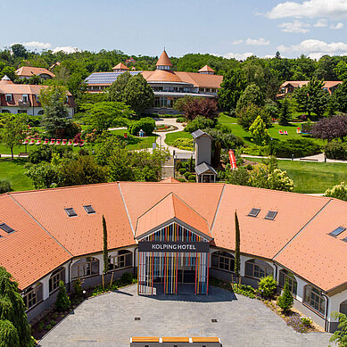 Sommer Luftaufnahme des Familienhotels Kolping Hotel Spa & Family Resort in Ungarn.