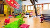 Bunte Spiel- und Betreuungsräume im Happy-Club des Familienhotels Ramsi mit vielfältigem Spielzeug und gemütlicher Atmosphäre