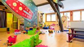 Bunte Spiel- und Betreuungsräume im Happy-Club des Familienhotels Ramsi mit vielfältigem Spielzeug und gemütlicher Atmosphäre