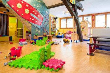 Bunte Spiel- und Betreuungsräume im Happy-Club des Familienhotels Ramsi mit vielfältigem Spielzeug und gemütlicher Atmosphäre