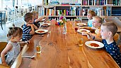 Kinder essen zusammen Mittag im Familienhotel Strandkind an der Ostsee