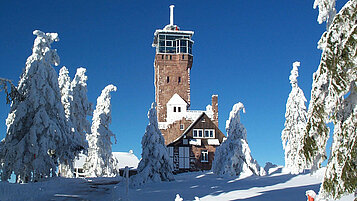 Der Turm in Hornisgrinde passt sich malerisch in die Landschaft des Schwarzwaldes ein. Im Winter wirkt das Gebäude besonders schön in der Schwarzwaldhochstrasse.