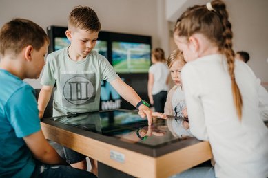 Kinder entdecken die interaktive Spielecke im Familienhotel Friedrichshof mit Begeisterung.