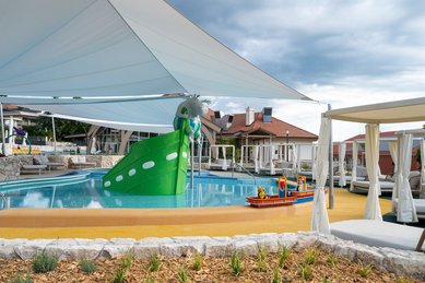 Der Kinderpool im Außenbereich im Familienhotel Kolping.