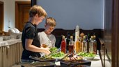Zwei Jungs bedienen sich am Salatbuffet im Familienhotel Alpengasthof Hochegger