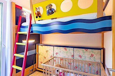 Farbenfrohe Doppelstockbetten für die Kinder im Familienappartement.