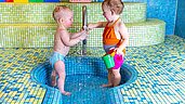 Babys im Babyschwimmbecken mit Wasserspielsachen im Familienhotel Elldus Resort im Erzgebirge