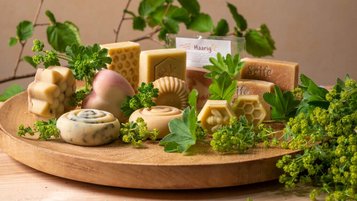 Im Familienhotel Mein Krug im Fichtelgebirge werden aus Kräutern viele Produkte hergestellt, zum Beispiel Seifen.