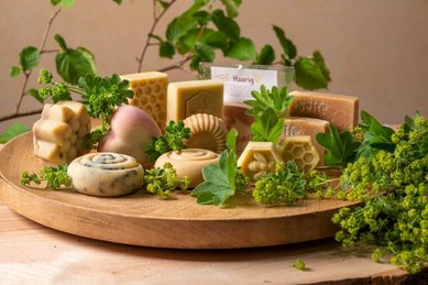 Im Familienhotel Mein Krug im Fichtelgebirge werden aus Kräutern viele Produkte hergestellt, zum Beispiel Seifen.