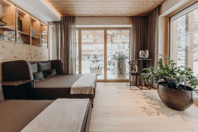 Heller Ruheraum mit gemütlichen Liegen und Blick auf die Landschaft im Familienhotel Habachklause.