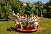 Kinder sitzen in einem Karussell. 