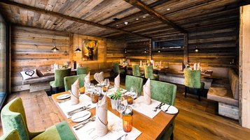 In gemütlicher Holzatmosphäre serviert das Familienhotel Alpura Retreat in Südtirol kulinarische Highlights.