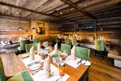 In gemütlicher Holzatmosphäre serviert das Familienhotel Alpura Retreat in Südtirol kulinarische Highlights.