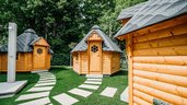 Hütten im Gartenbereich vom Familienhotel Friedrichshof mit urigem Holzdesign und viel Platz zum Spielen.