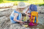 Zwei Kinder spielen im Sandkasten des Landhuus Laurenz.