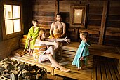 Eine Familie entspannt im in der Sauna des Familienwellness im Familienhotel Seeklause.