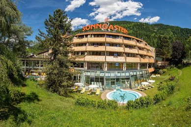 Sommerliche Aussenansicht vom Familienhotel Sonngastein im Salzburger Land