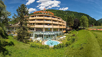 Sommerliche Aussenansicht vom Familienhotel Sonngastein im Salzburger Land