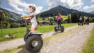 Kinder beim Segway fahren beim Familienurlaub im Galtenberg Family & Wellness Resort in Tirol.