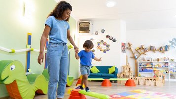 Kleiner Junge spielt fröhlich im Happy-Club des Familienhotels Family Club Harz