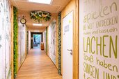 Der Flur im Familienhotel Rhön Feeling ist bunt gestaltet. Von dort aus geht es zu den einzelnen Zimmern und Appartements.