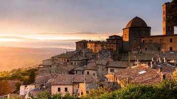 Der Blick auf eine Bergstadt in der Toskana an einem Sommerabend.