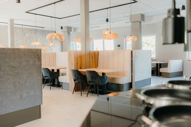 Das Restaurant im Familienhotel Friedrichshof bietet moderne Nischen mit gemütlicher Atmosphäre.
