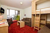 Familienzimmer mit Kinderhochbett im Familienhotel Am Rennsteig im Thüringer Wald