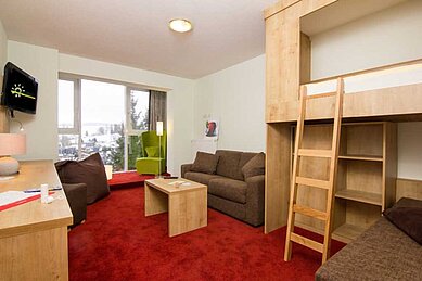 Familienzimmer mit Kinderhochbett im Familienhotel Am Rennsteig im Thüringer Wald