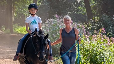 Geführtes Ponyreiten im Park im Familienhotel Gut Landegge im Emsland.