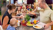 Ein Familie beim Frühstück im Familienhotel Rhön Feeling.