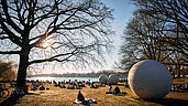 Der Aasee in Münster mit den Giant Pool Balls sind bei gutem Wetter ein beliebter Treffpunkt am Rande der Altstadt.