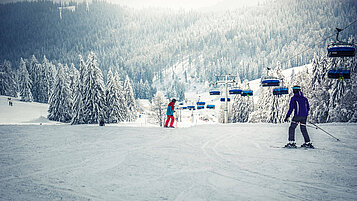 Der Schwarzwald ist im Winter ein echtes Skifahrer Eldorado für eure Familie. Mit dem Lift geht es rauf auf den Feldberg.