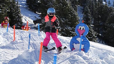 Kinder beim Skifahren im Familienhotel Sailer 