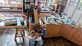 Bäckerei Cafe mit einer großen Auswahl an Gebäck im Familienhotel Ulrichshof im Bayerischen Wald