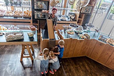 Bäckerei Cafe mit einer großen Auswahl an Gebäck im Familienhotel Ulrichshof im Bayerischen Wald