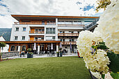 Sommerliche Aussenansicht vom Hotel und der Gartenanlage im Kinderhotel Stefan in Pitztal.