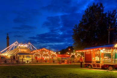 Das beleuchtete Zirkusgelände von Roncalli am Abend
