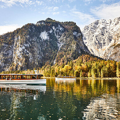 Bayern Ausflugstipps: Bestaunt bei einer gemeinsamen Bootstour die majestätischen Berge.
