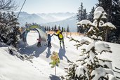 Kinder lernen Skifahren im Kinderbereich im Familienhotel Amiamo im Salzburger Land.