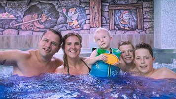 Familie planscht im Hallenbad des Familienhotels Feldberger Hof.