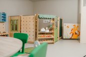 Im Mini-Supermarkt des Familienhotel Friedrichshof spielen die Kinder Einkaufen.