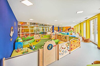 Großer Kinderspielbereich mit Bällebad, Softplayanlage, Kleinkindbereich und vielem mehr im Aigo welcome family.