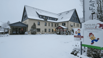 Hausansicht im Winter von Monikas Ferienhof.
