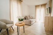 Helle und moderne Einrichtung sorgt im Wohnbereich vom Familienhotel Friedrichshof für Wohlfühlatmosphäre.