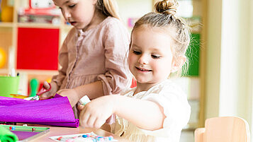 Happy-Club im Familotel heißt professioneller Kinderbetreuung an mindestens 35 Stunden pro Woche: Mädchen bastelt am Basteltisch. 