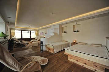 Ruheraum mit Liegen und Betten im Adler Familien- & Wohlfühlhotel in Tirol.