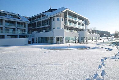 Das Familienhotel Aigo in Oberösterreich im Winter bei herrlichem Sonnenschein.