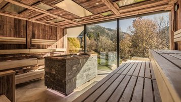 Helle, geräumige Sauna mit Panoramafenstern im Familienhotel Engel Gourmet & Spa