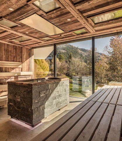 Helle, geräumige Sauna mit Panoramafenstern im Familienhotel Engel Gourmet & Spa